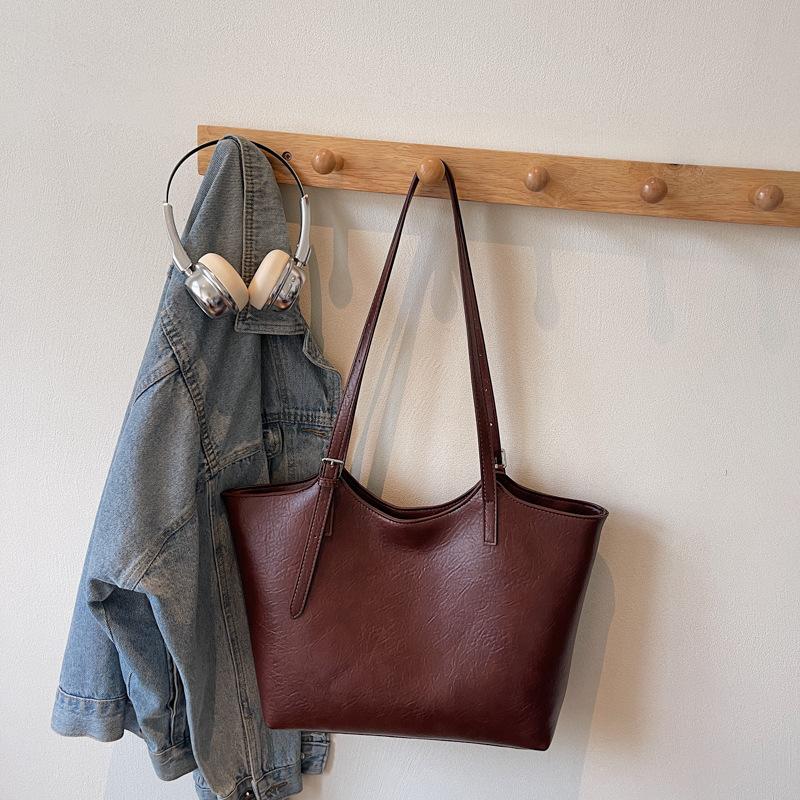 Retro bag women's large capacity 2025 new autumn and winter versatile simple shoulder bag premium texture commuter tote bag