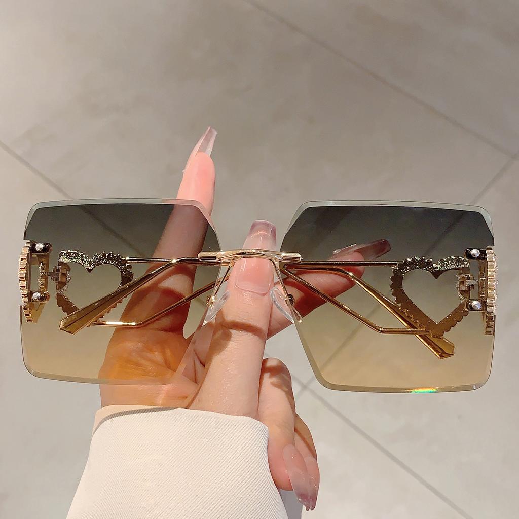 New in Heart Chain Designer Lady Shades Retro Brand Trends Sun Glasses Luxury Metal Decoration Sunglasses for Women's