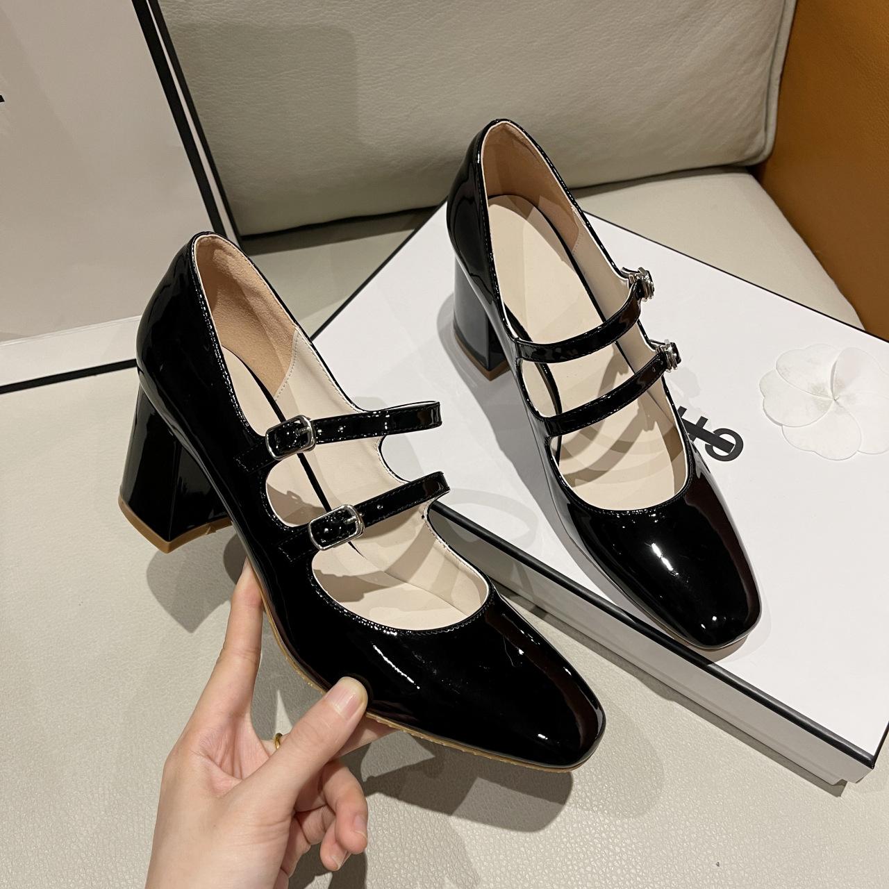 

Новые женские туфли на высоком каблуке, осенне-зимние, Мэри Джейн, с маленьким квадратным носком, телесные, в стиле ретро, на толстом каблуке, французские маленькие кожаные туфли 39 чёрный