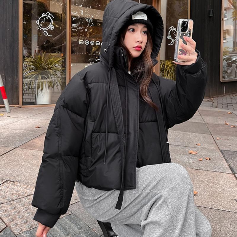 

Женская короткая ветрозащитная теплая зимняя куртка с капюшоном и рукавами реглан M чёрный