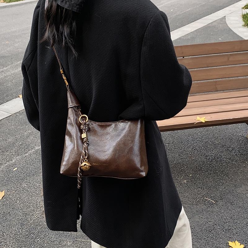 2025 Retro-Knödeltasche aus weichem Leder: Modische Umhängetasche für Damen im Herbststil.