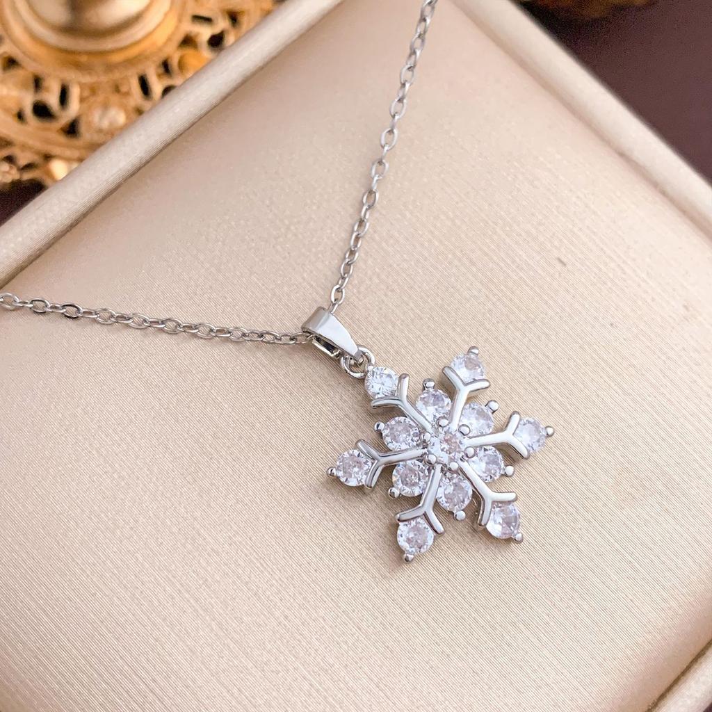 Necklace European and American hot-selling pearl snowflake does not fade titanium steel necklace accessories women's niche design sense collarbone
