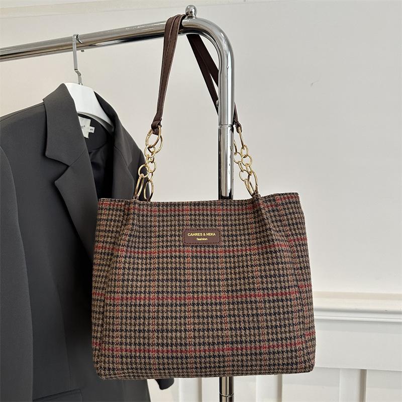 

Women s large-capacity retro handbag 2025 winter new versatile ins shoulder underarm bag tote bag women s bag