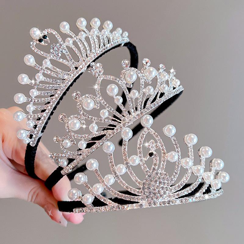 The Elegant Princess Headband with A Crown and A Drill Bit Band Is A Bride's Wedding Dress Accessory