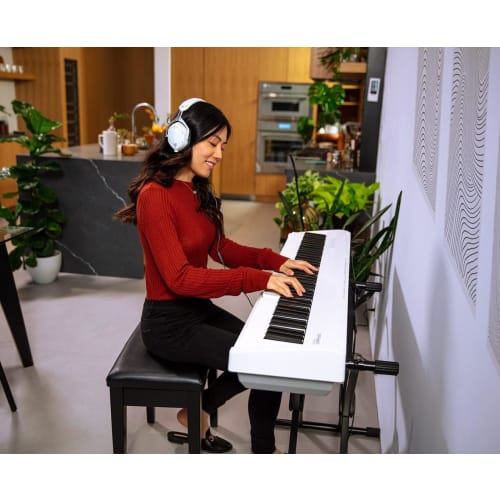 Roland FP-30X Digitalpiano, 88 Tasten, tragbares schlankes E-Piano mit eingebautem Lautsprecher und Bluetooth-Audio, Weiß
