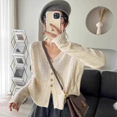 A Thin V-neck Long-sleeved Knitted Cardigan for Women's Autumn, A Loose and Slimming Short Outerwear