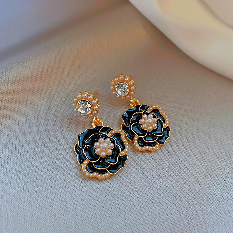 Geometrische Plissee-Ohrringe mit Glasperlen der Black Series: Elegante silberne Ohrstecker mit einem luxuriösen und vielseitigen Design.