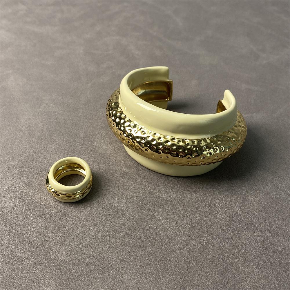 Mao Xiaotong Französisches Design Emaille-Ring & Aurelie Bidermann Schwarz/Weiß Breites Armband