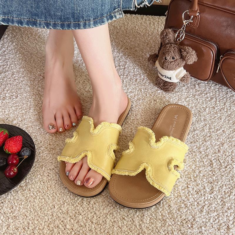 Wear summer popular super fire Boken cool slippers with skirts go out seaside niche thick-soled slippers women 2025 new