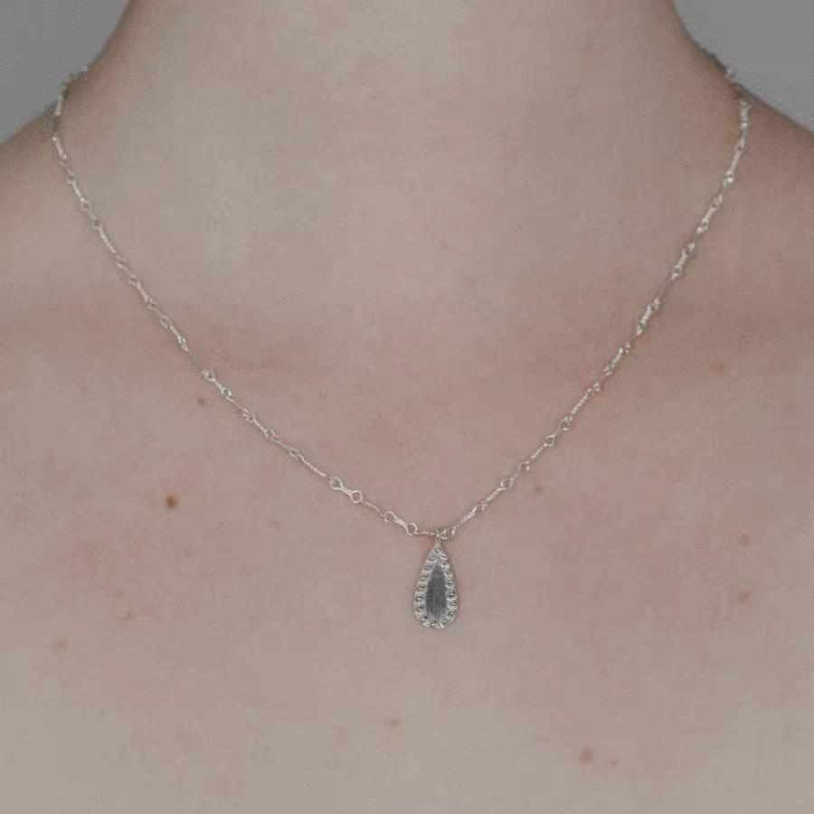 Elegant Retro Tear Necklace: Versatile Pendant with Luxury Design and Exquisite Clavicle Chain