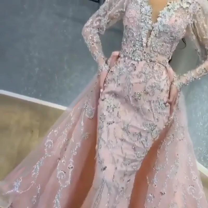 Elegante Abito da Sera Lungo Rosa in Pizzo a Manica Lunga con Scollo a V e Strascico Vita Alta Silhouette da Principessa Eventi Formali