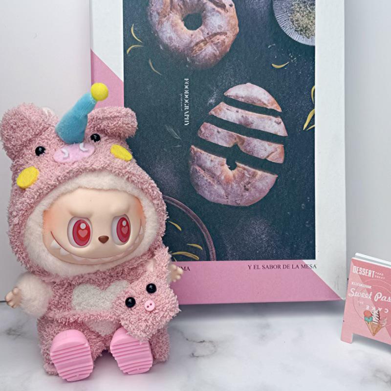 

Одежда для кукол Лабубу: Костюм с юбкой из плюша или винила 17 см, подходит для одного, двух и трех поколений Plush Pig