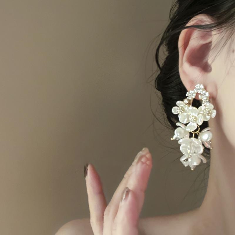 Boucles d'oreilles puces élégantes en argent avec fleurs de perles et pampilles - Mode française haut de gamme polyvalente