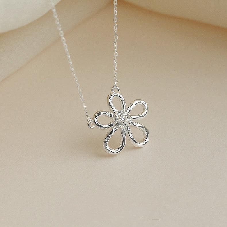 Sunflower Necklace Female Niche Design High-end Simple Color Flower Pendant Collarbone Chain for Girlfriend Jewelry
