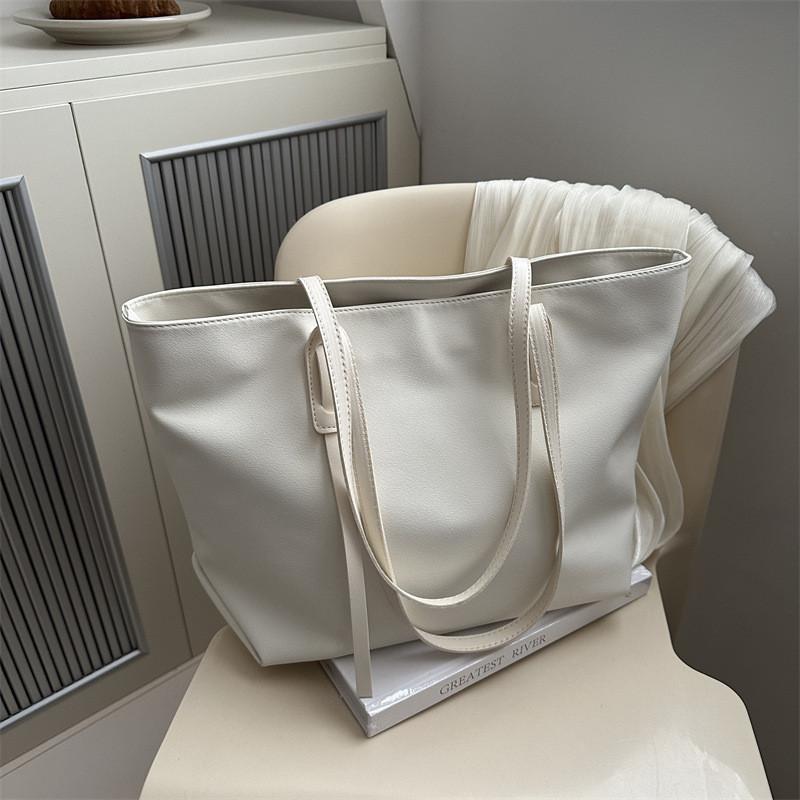 2024 New Retro Fashion Underarm Large Capacity Bag Women's Trendy Commuting Tote Bag Color Block Stitching Shoulder Bag