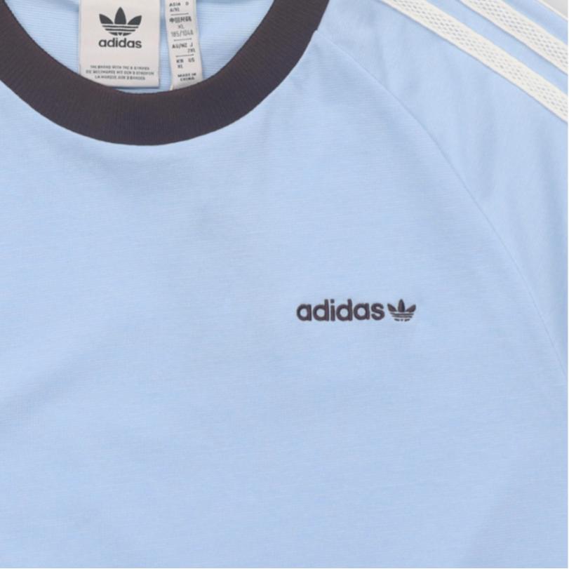 Adidas Originals T-Shirt mit kleinem Logo und Streifen, Rundhalsausschnitt, gerader Schnitt, kurzärmelig, Herrenoberteile, Rosa/Blau, JC6512