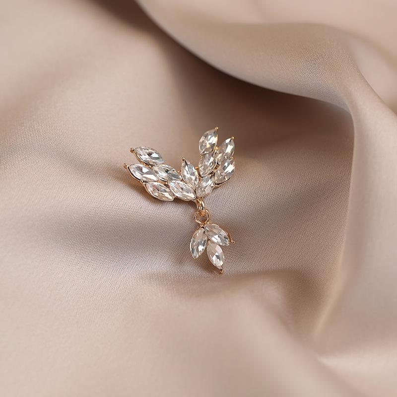 Elegant Butterfly Brooch: Luxurious Suit Accessory & Stylish Corsage for Women