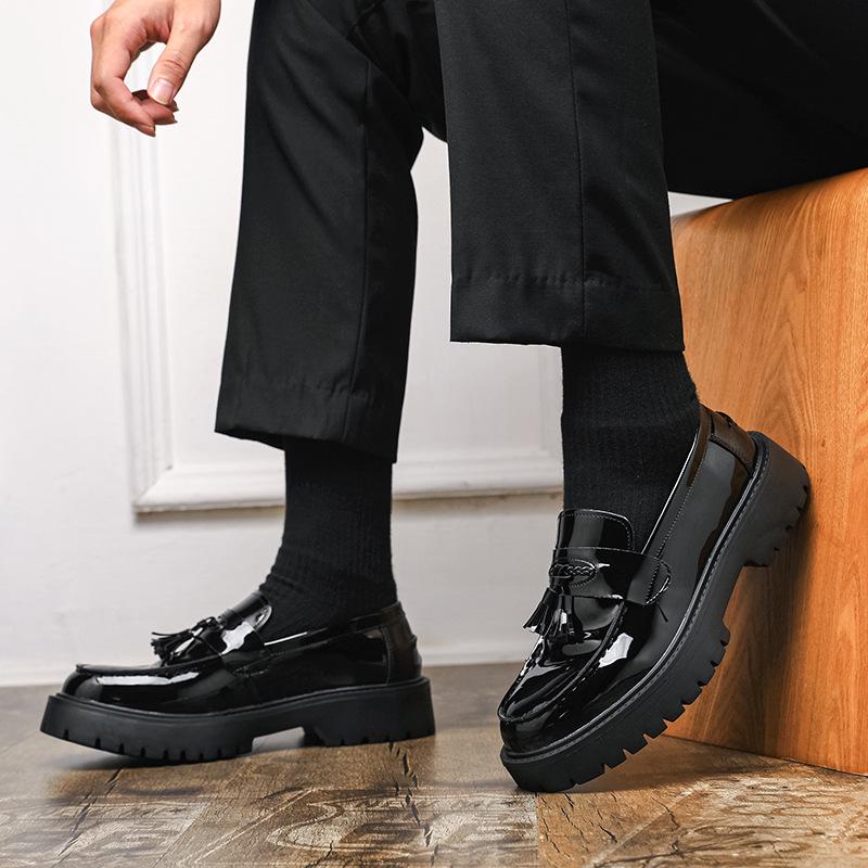 Mocassini da uomo in vernice bianca stile britannico con nappine, Suola spessa, Aumento dell'altezza, Scarpe casual, Taglia grande