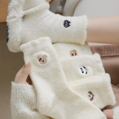 Roztomilé kreslené velúrové ponožky z norky pre ženy Biele stredne dlhé ponožky Jesenné a zimné Zahustené velúrové teplé domáce ponožky na spanie