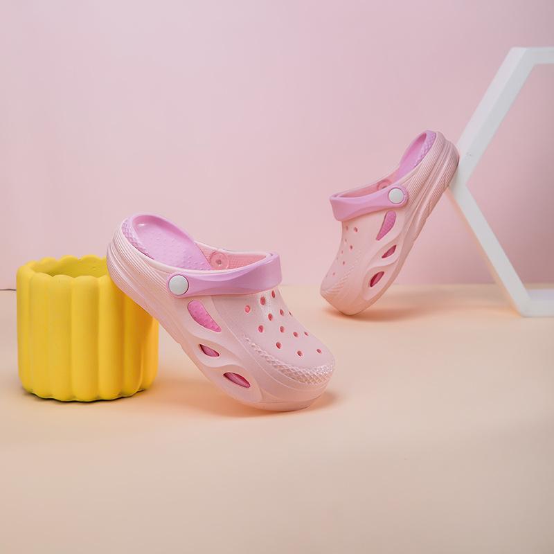 Sommer neue Kinder Strand Loch Schuhe Jungen Indoor Zuhause dicke Sohle rutschfest Mädchen Mode coole Hausschuhe Außenhandel
