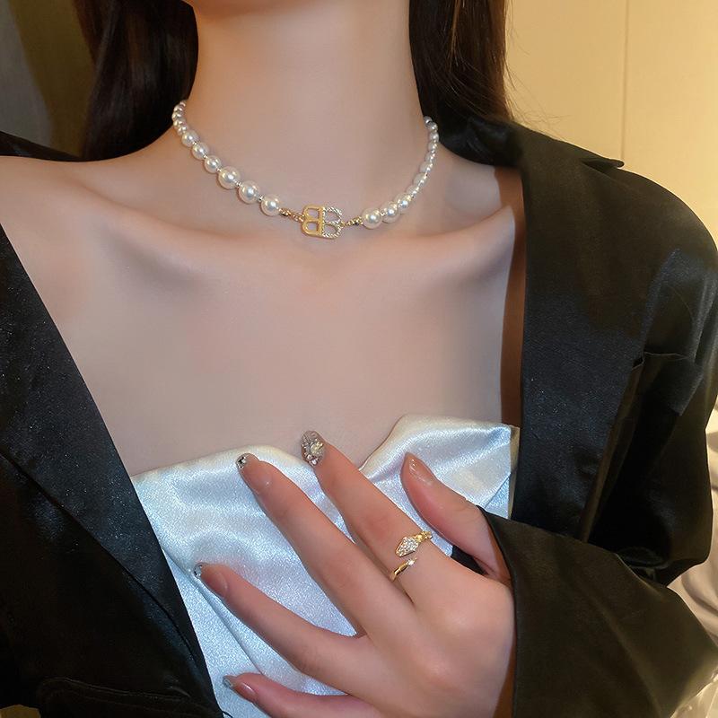 Twist winding multi-layer pearl necklace French retro fashion temperament collarbone chain personalized versatile design sense necklace