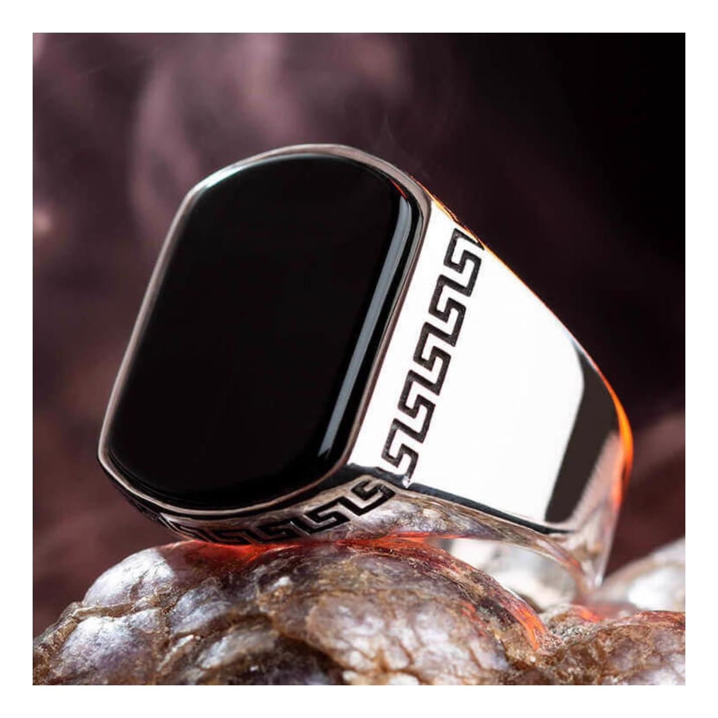 

Простая модель мужского кольца из стерлингового серебра с черным ониксом