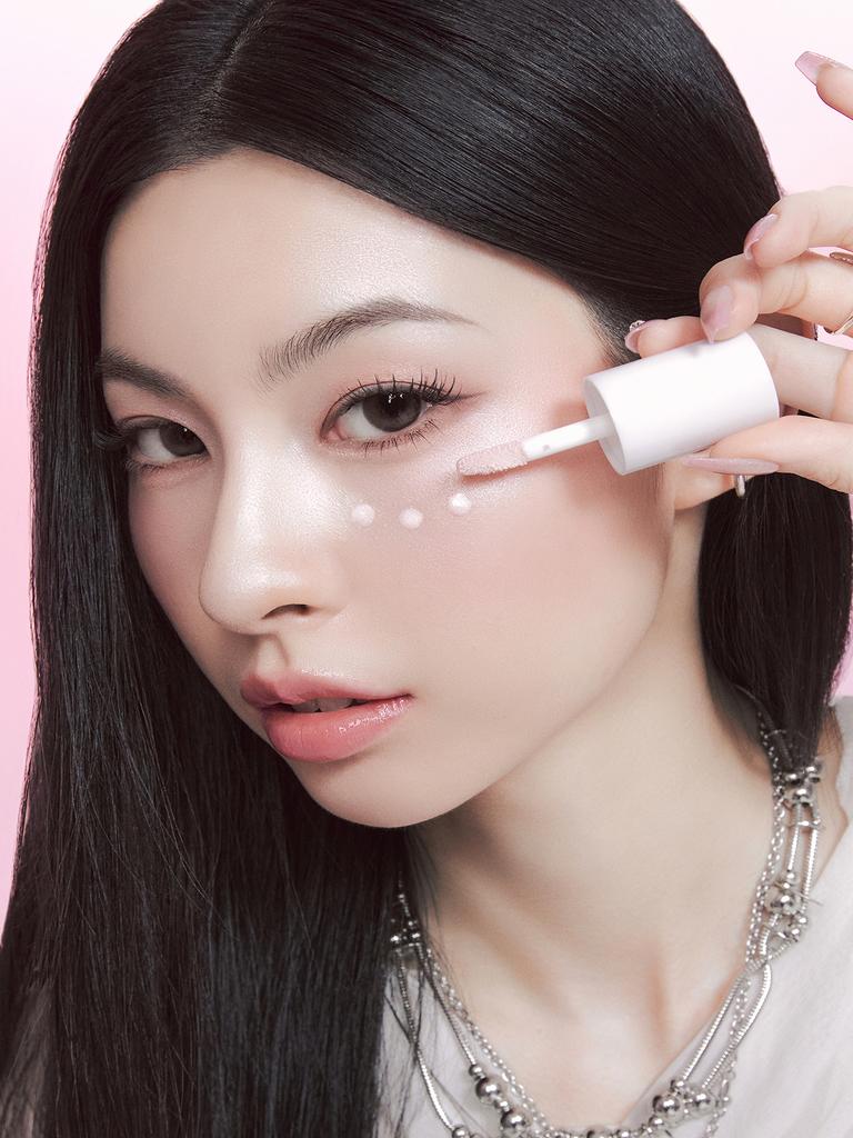 01 Medový paprsek Mléčný dotek Drahá věc Glow efekt Tekutý rozjasňovač