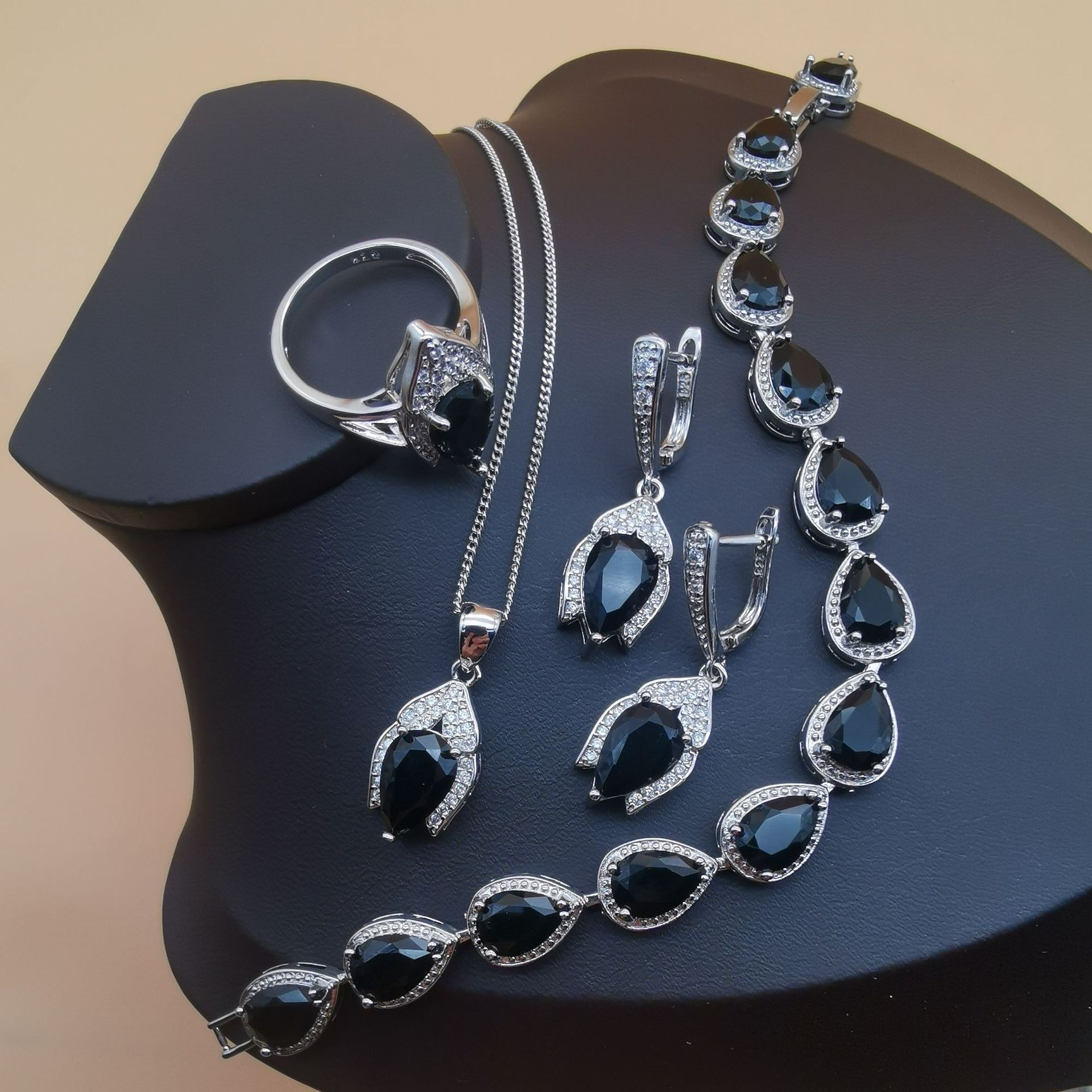 

2026 Jewelry Set Four-piece Set of Water Chestnut-shaped European and American Style Tanzanite Crystal Jewelry ring size 10 чорний