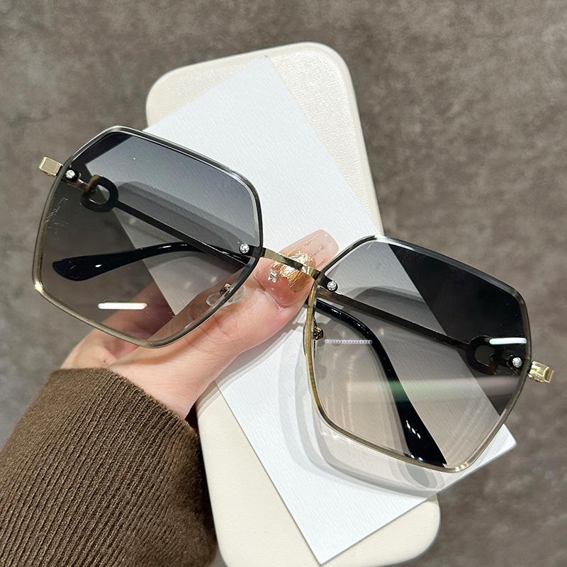 Frameless Trimmed Anti-Ultraviolet Sunglasses Women'S Large Frame Retro Gradual Change Piece Sunglasses