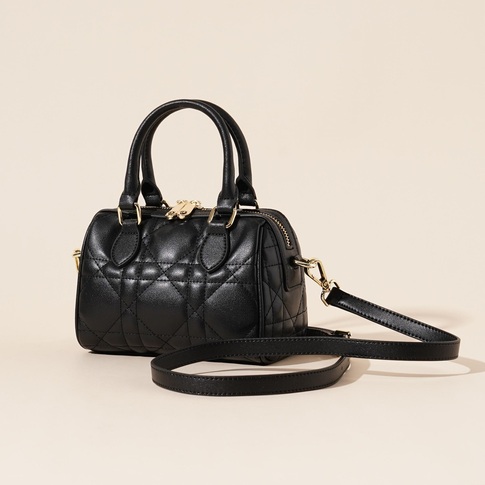 

Кожаная сумка Принцессы Дианы женская 2025 новая модная универсальная с высоким чувством алмазная портативная на плечо сумка-мессенджер женская 18.5*11*13cm