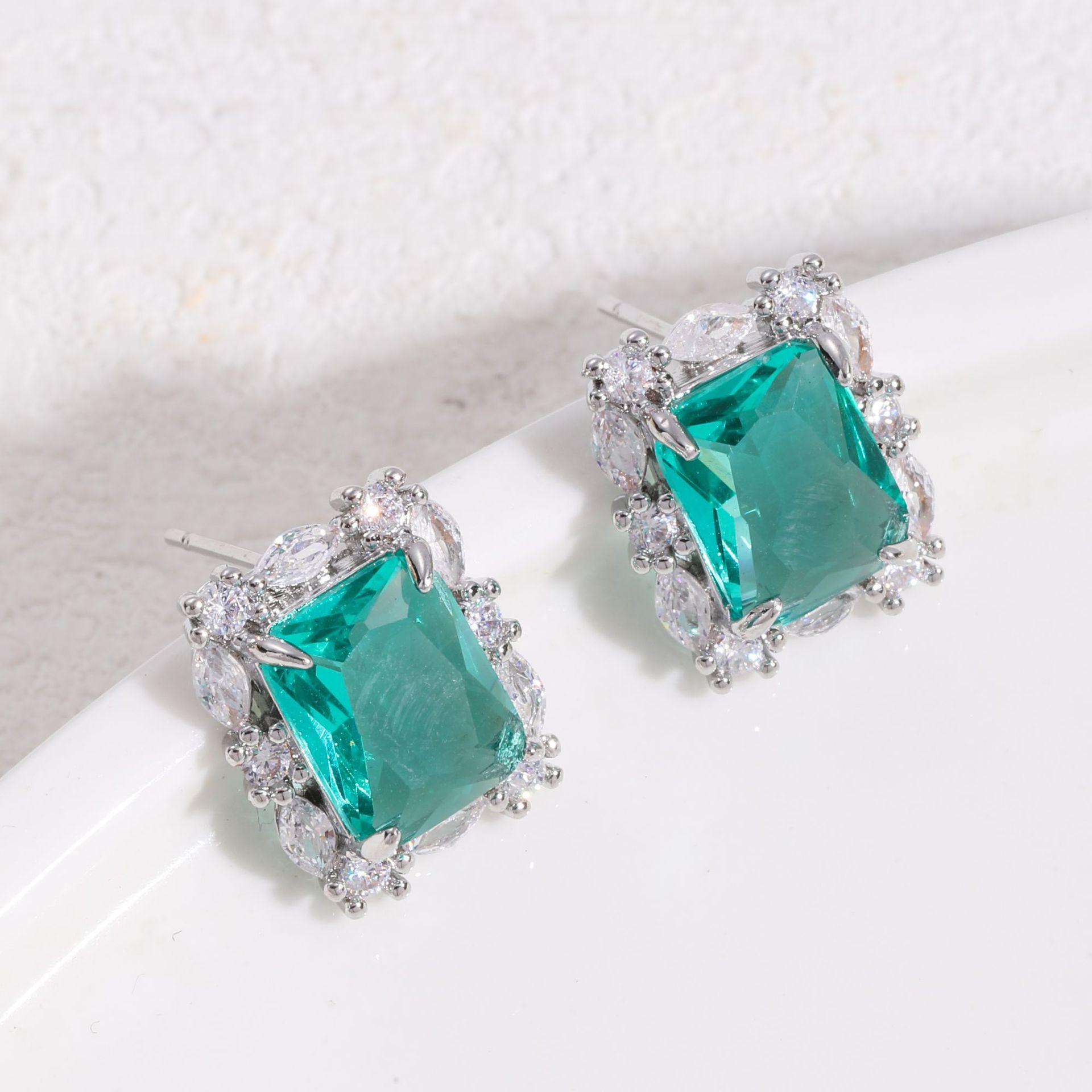 

Европейское и американское квадратное ожерелье Женское Легкая роскошь Ретро Универсальный Темперамент Инкрустированный циркон Геометрия Набор из трех штук в наличии