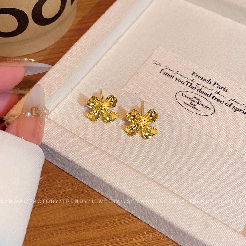 European and American metal flower stud earrings women's wind simple commuter earrings cold wind personalized ears