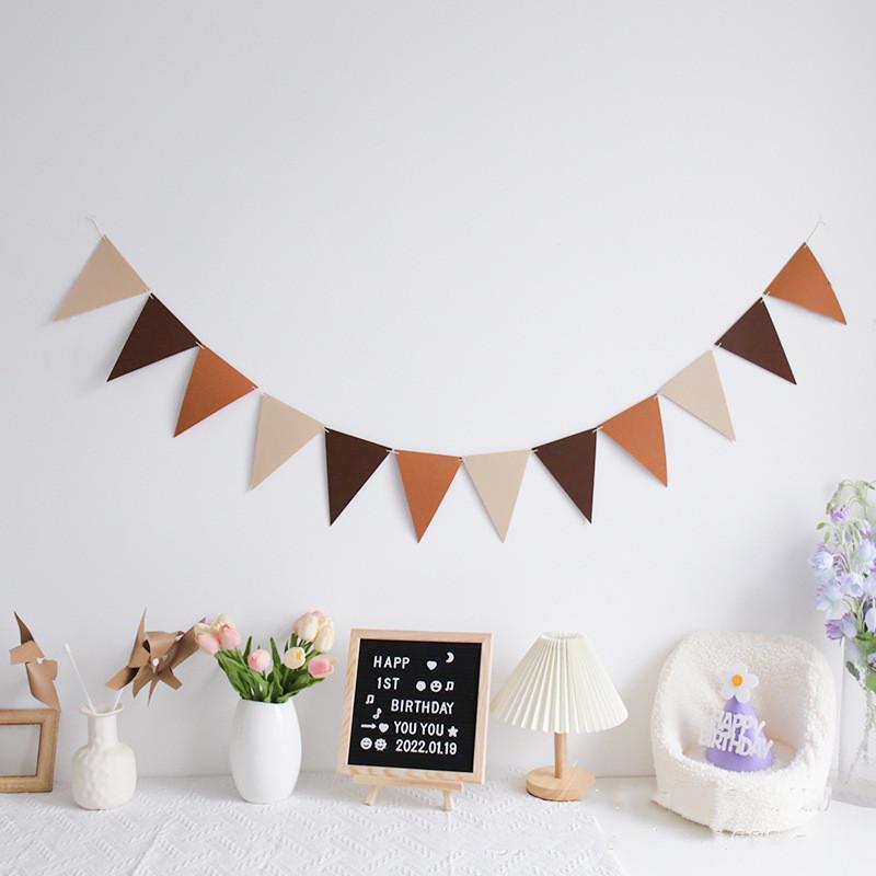 Retro Kaffeebraune Filz-Geburtstagsdekoration: Buchstaben, Zahlen, Pompons, Wimpelketten für die Kulisse zum ersten Geburtstag.