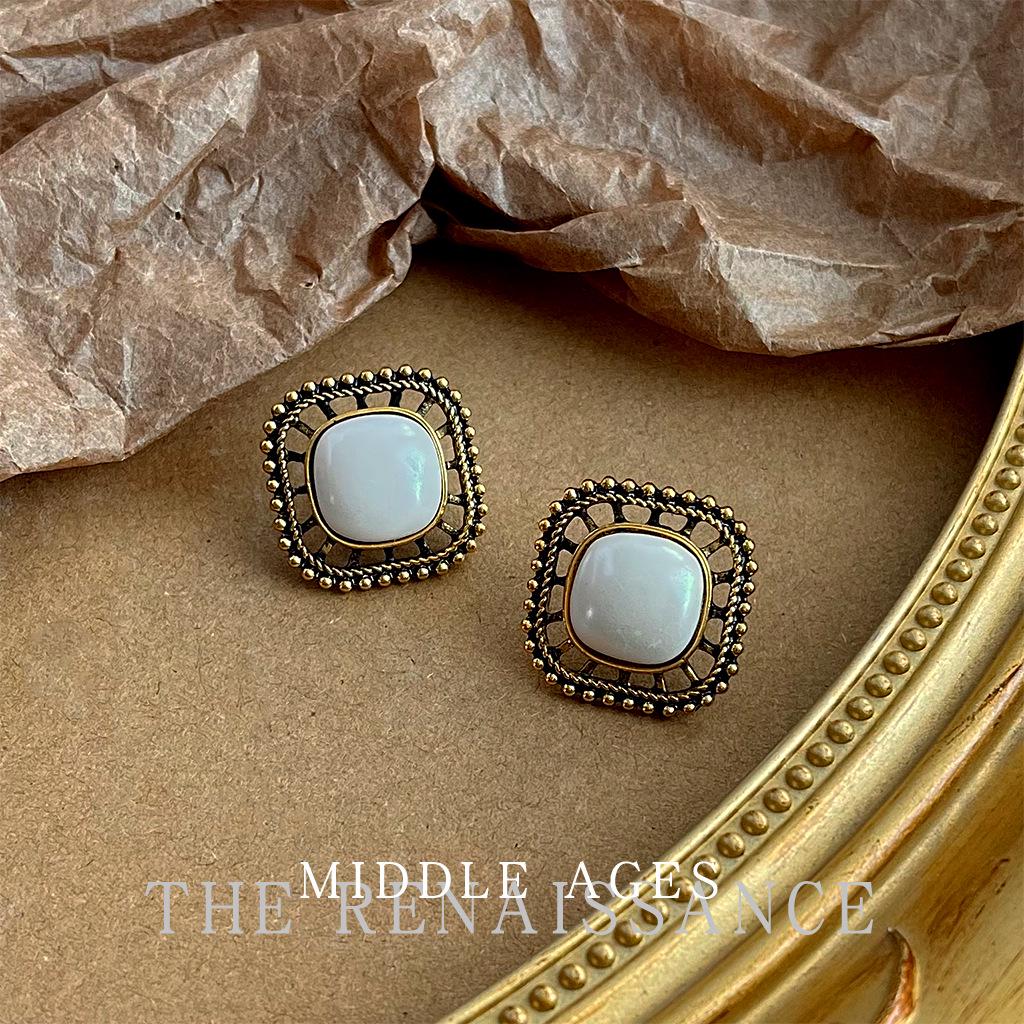 Pre-Owned Baroque Pearl Floral Stud Earrings: Vintage French Retro Light Luxury Jewelry