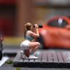 1/64 Scale Photography Girl Model with A Camera Figure Dioramas Tiny People for Sand Table