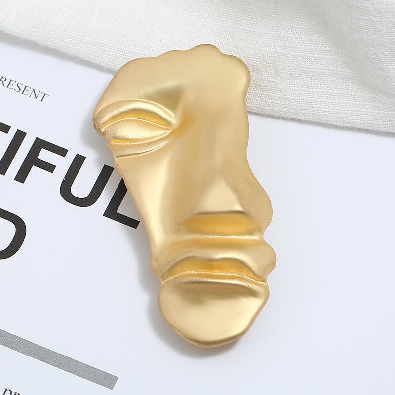 Temperament cold wind calling thousands of people avatar brooch gold half face Internet celebrity women's suit accessories