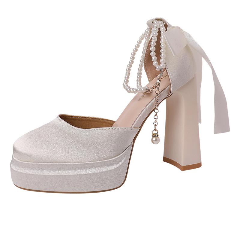 Båge temperament högklackar dam 2025 vår ny bär vattentät bord mode fransk superhög klack sandaler tidvatten