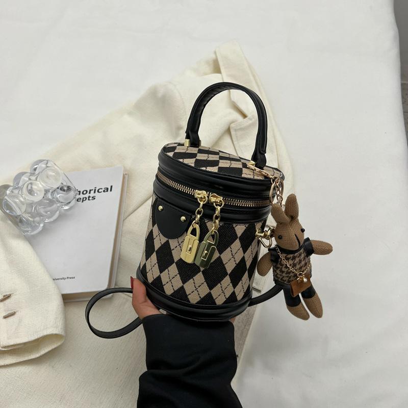 Handbag Women's 2025 Spring New High-end Fashion Messenger Bag Textured Rhombus Shoulder Bucket Bag