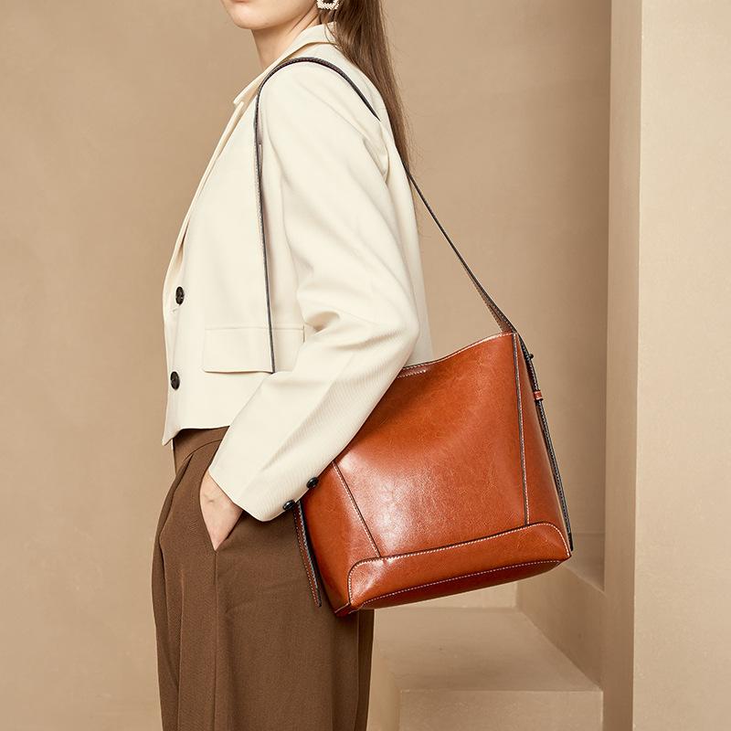Wide Shoulder Strap, High-end Feel, Large Capacity Shoulder Bag, Women's Retro New Style, Women's Niche Genuine Leather, Women's Crossbody Bucket Bag