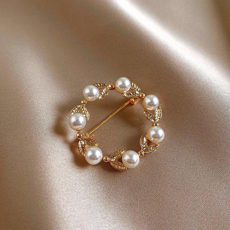 Elegante Spilla a Farfalla per Donna - Corsage di Alta Moda