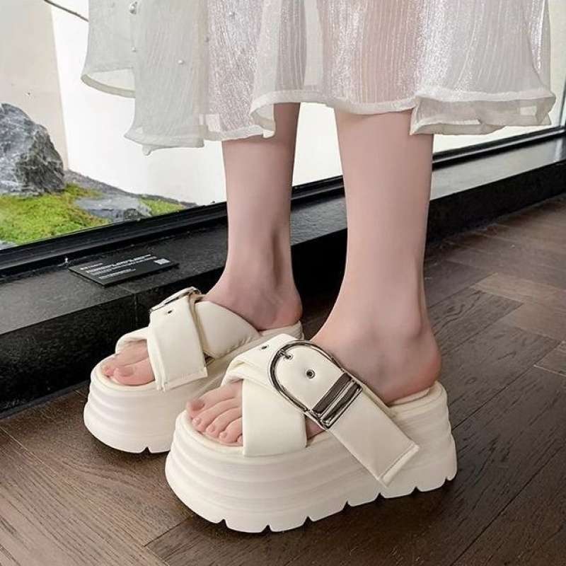 Muffin thick-soled one-word slippers for women's summer wear 2025 new cross-strapped open-toed temperament versatile beach slippers