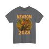 Gavin Newsom 2028 Leader Patriottico Audace Che Cavalca un Dinosauro Maglietta