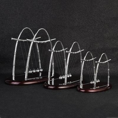 Dekoracja do salonu w kształcie piłki zderzakowej Newton's Cradle – prezent na Dzień Nauczyciela, dekoracja rękodzielnicza