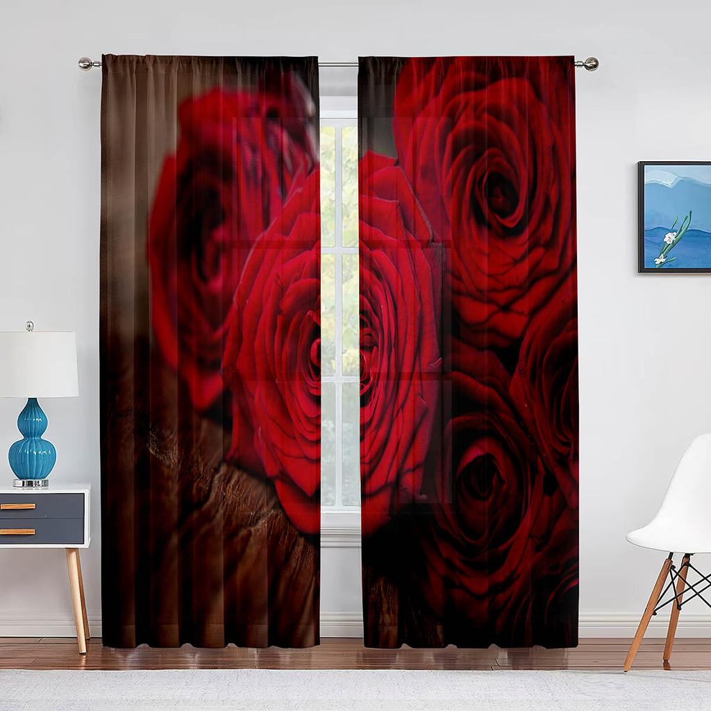 Bliski widok czerwonej róży kwitnącej przezroczyste zasłony okienne do sypialni salonu walentynkowe romantyczne kwiatowe szyfonowe tiulowe woalowe zasłony