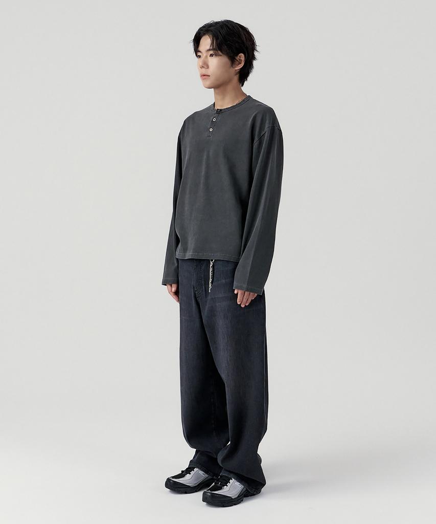 GNOK [Crop] Pigment Henley Neck Long Sleeve T-Shirt [Charcoal]