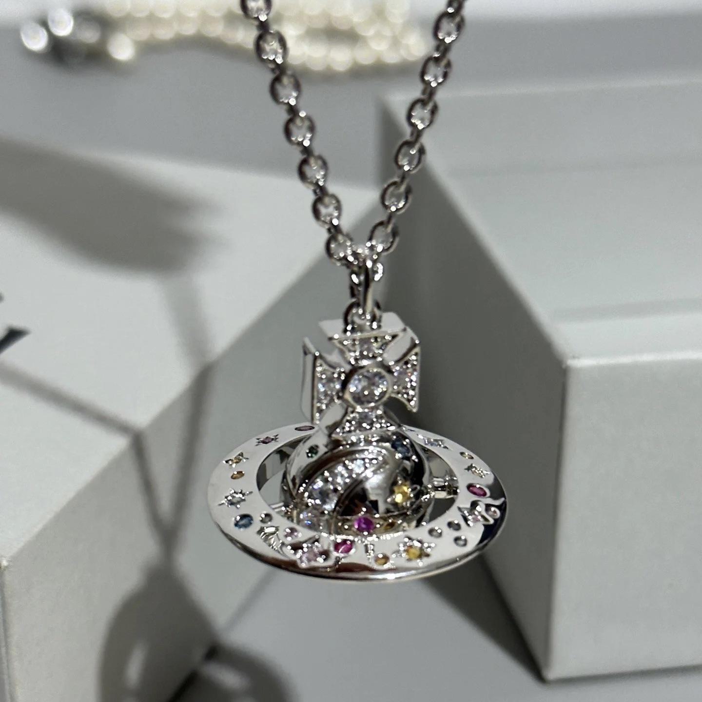 

«Ожерелье с неоновыми бриллиантами вдовствующей императрицы Цыси»: Цепочка для свитера с подвеской «Сатурн-Луна» лимитированной серии Diamond Planet Necklace