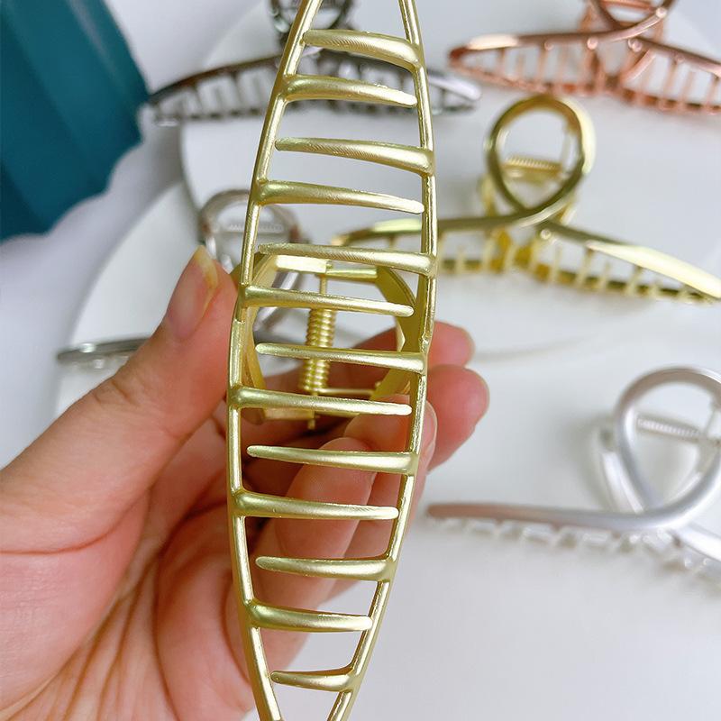 Elegant Chic And Hair Claw Clip For Women Featuring Geometric Line Design
