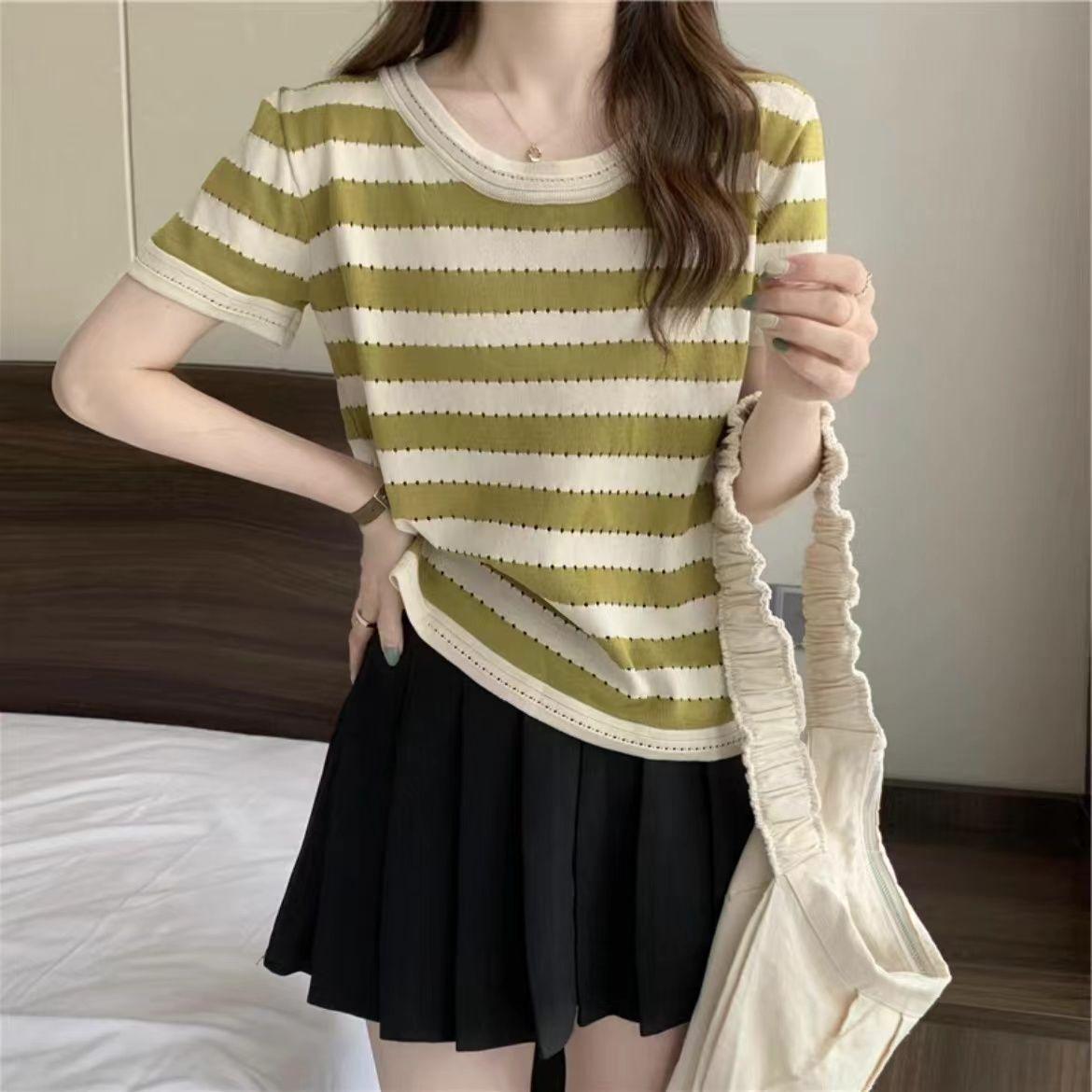 

Женская летняя полосатая трикотажная футболка с коротким рукавом и ажурным узором, свободного кроя M трава зеленый