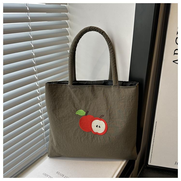 

Милая студенческая сумка-тоут из нейлоновой ткани, корейская версия, новая, с вышивкой яблока, большой вместимости, универсальная, для покупок, на плечо зелёный