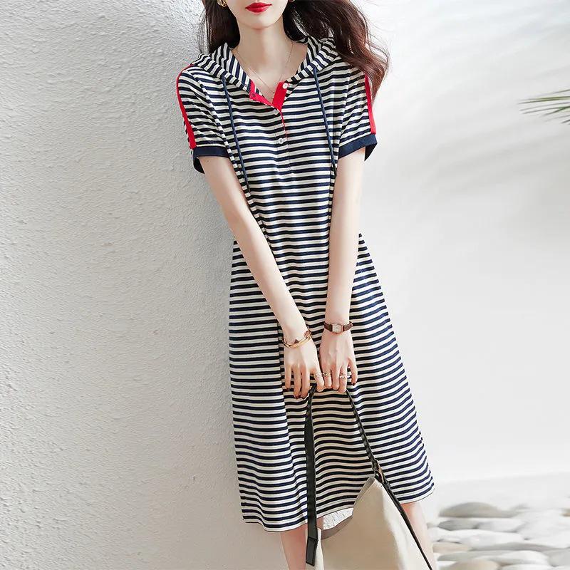 Dámské elegantní midi šaty s krátkým rukávem a kapucí, s pruhy, léto 2023
